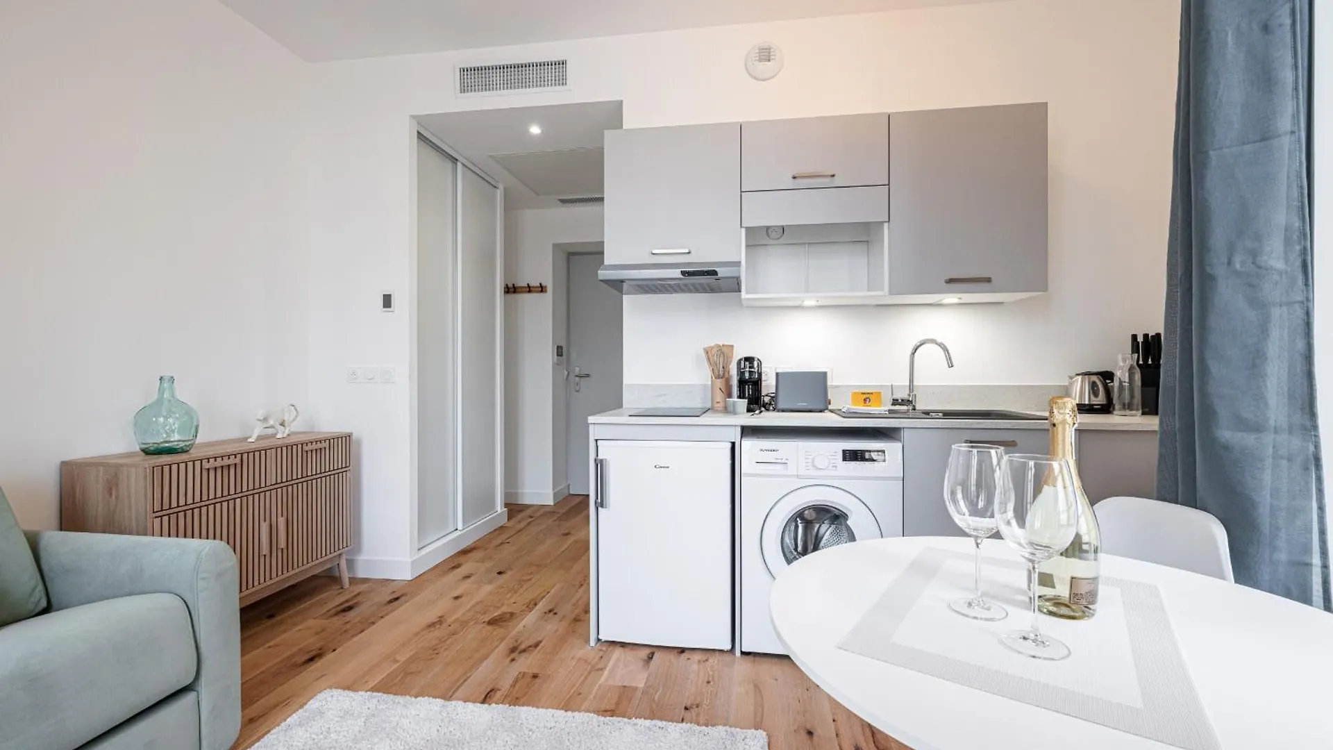 Charming City Center Studio 302 Nice