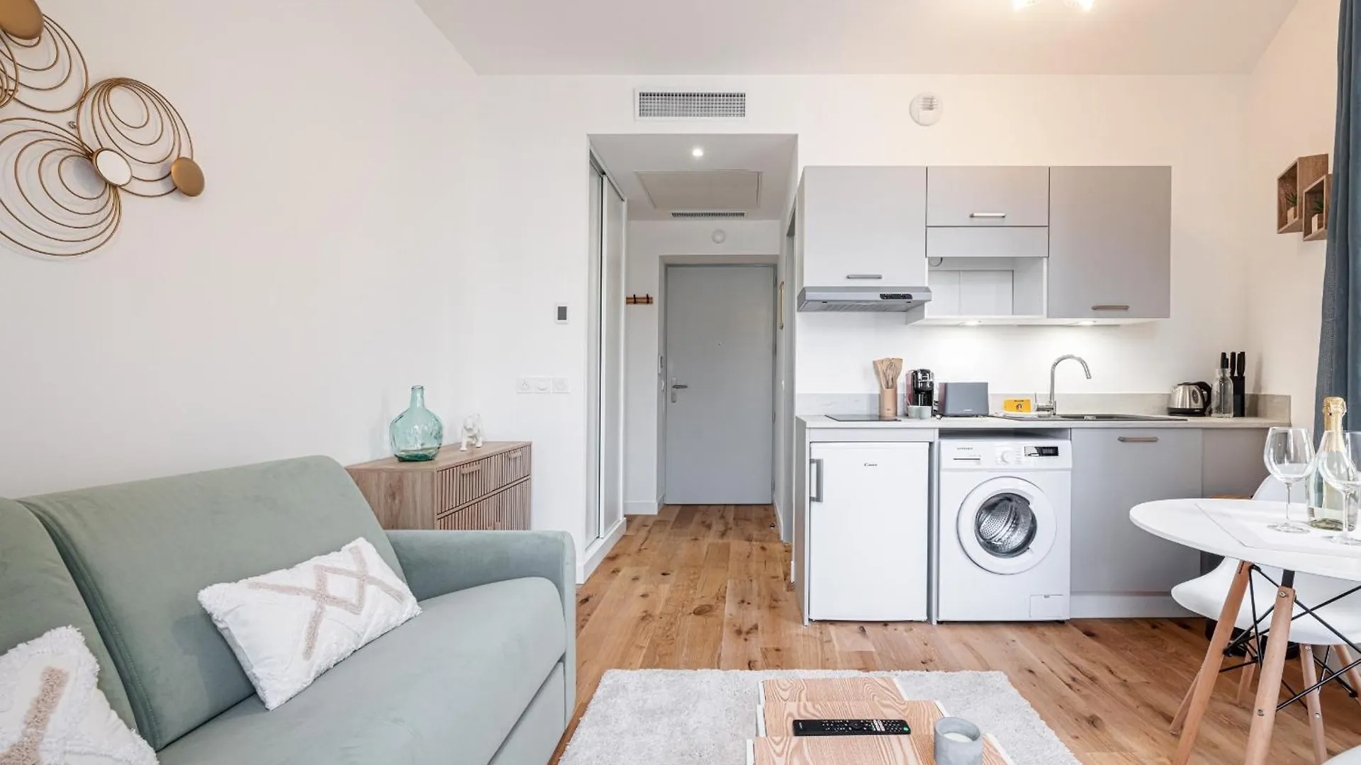 Charming City Center Studio 302 Nice